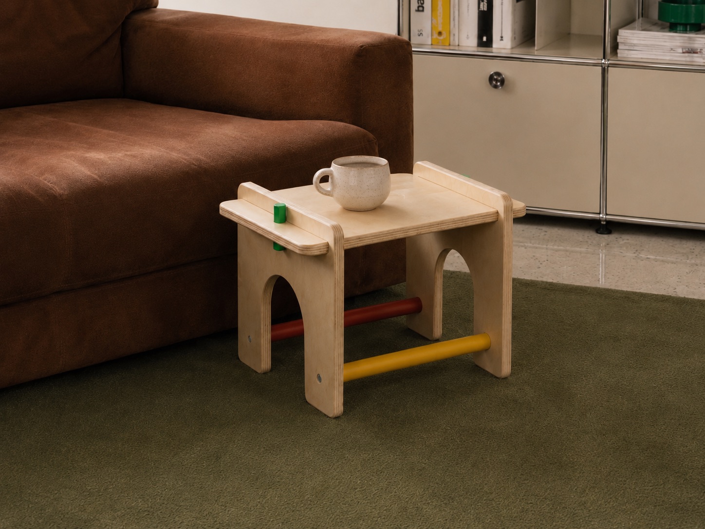 The Arch Stool utilisé comme table d'appoint dans un salon