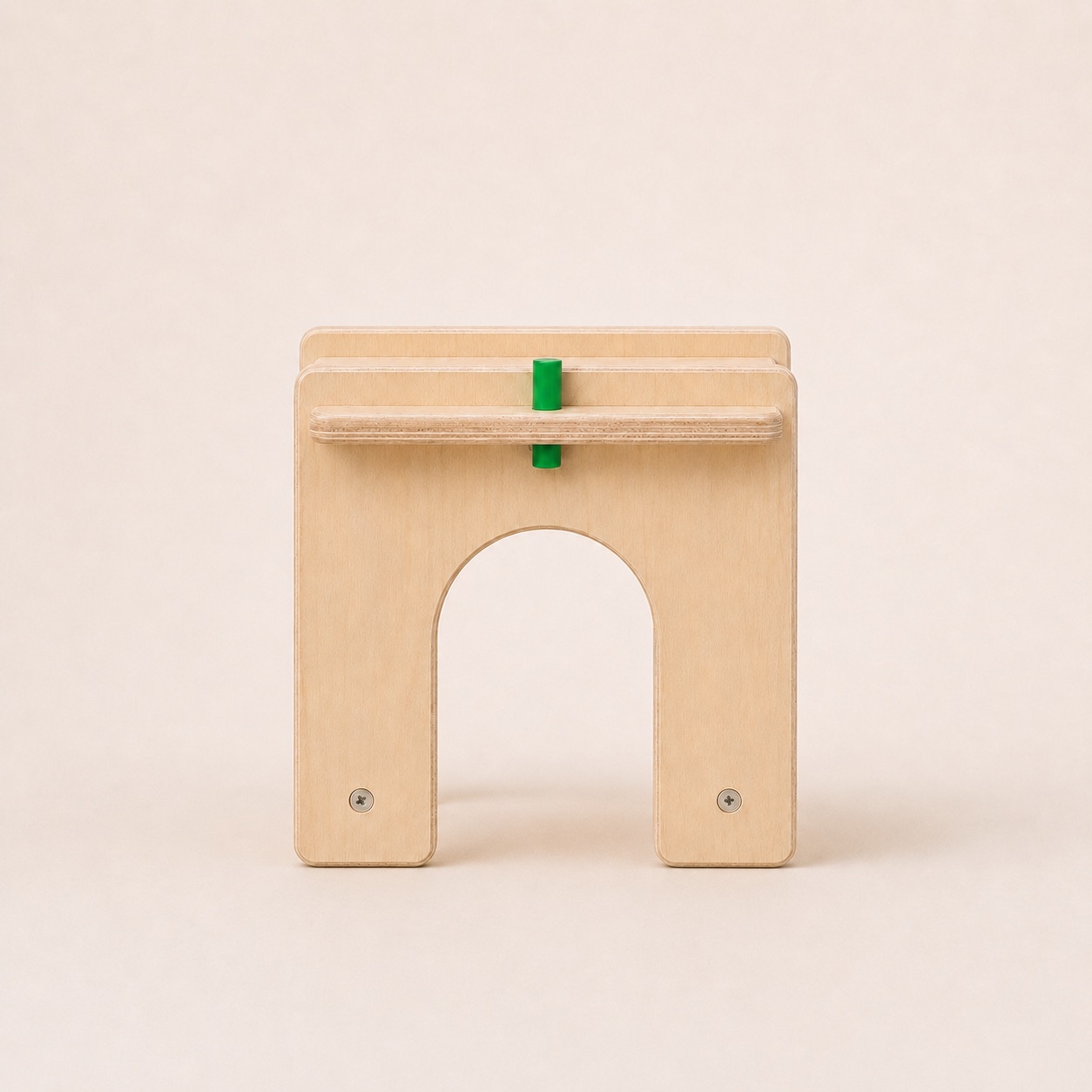 The Arch Stool posé sur une table basse