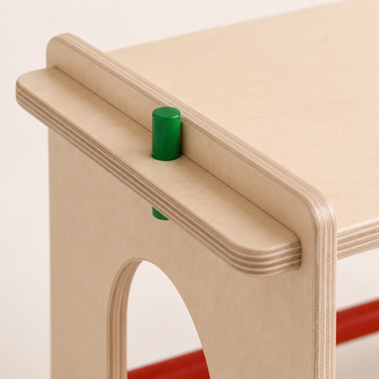 Zoom sur l'assemblage à tenons de The Arch Stool