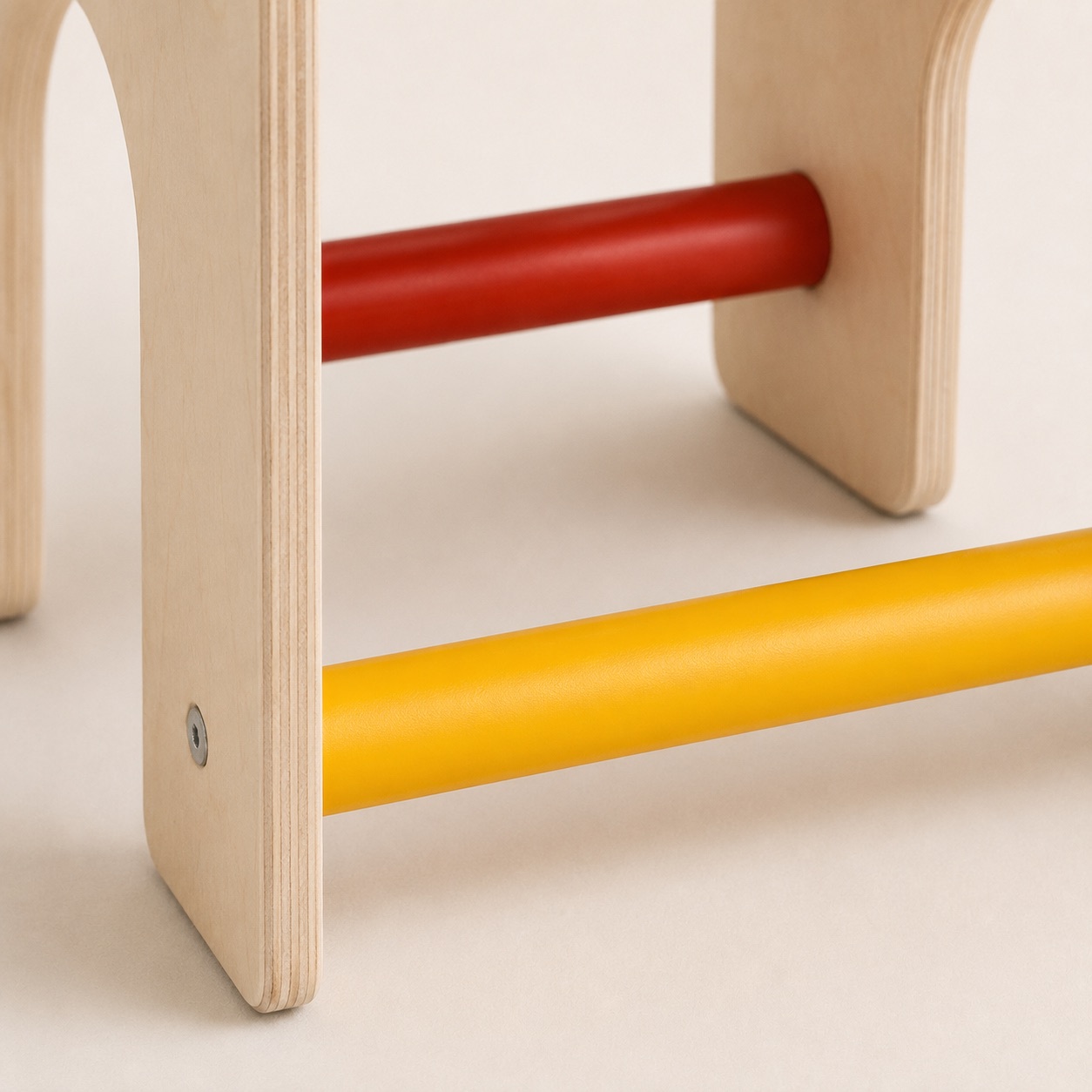 Zoom sur la traverse laquée de The Arch Stool